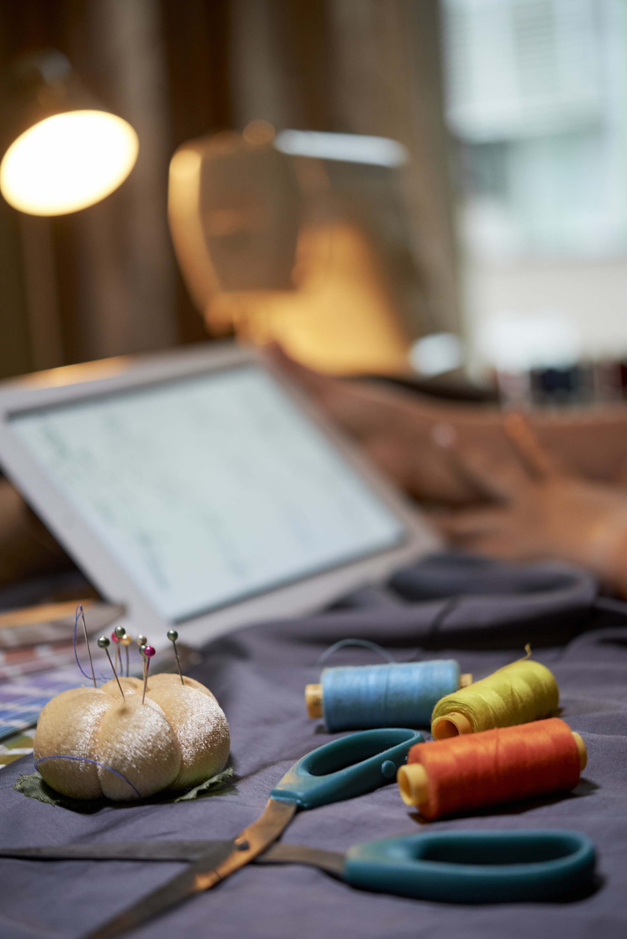 atelier con tavolo da lavoro e filati sofisticati